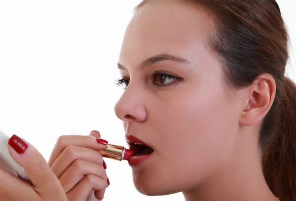Mujer joven aplicando lápiz labial — Foto de Stock