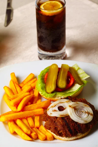 Hamburguesa abierta y papas fritas — Foto de Stock