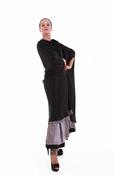 Mujer joven bailando con manto negro — Foto de Stock