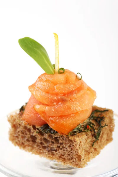 Hapjes met brood en zalm — Stockfoto