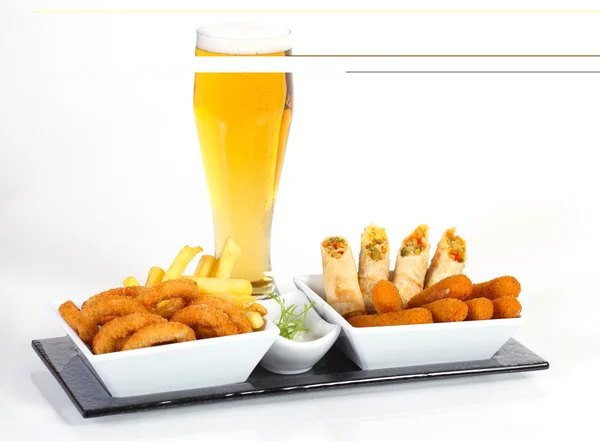 Bier en gebakken voorgerecht — Stockfoto