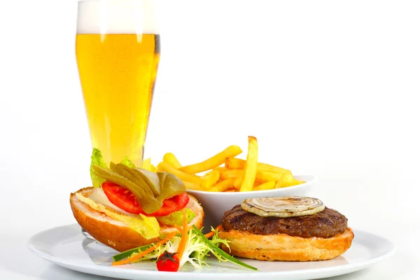 Hamburger en bier — Stockfoto