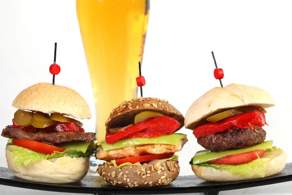 Drie hamburgers wuth bier — Stockfoto