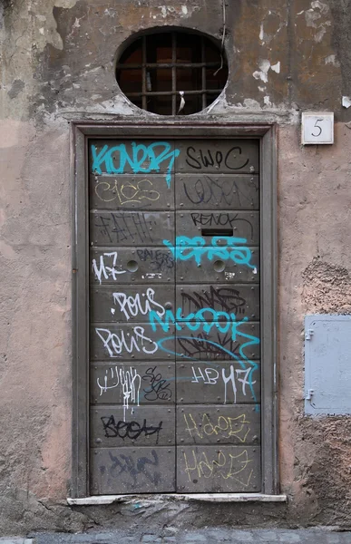 Graffiti deuren in rome — Stockfoto