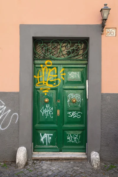 Graffiti-Türen in Rom — Stockfoto