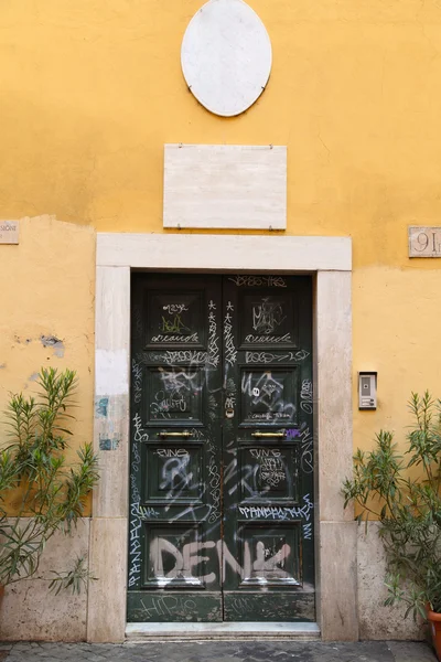 ローマでの落書きのドア — ストック写真