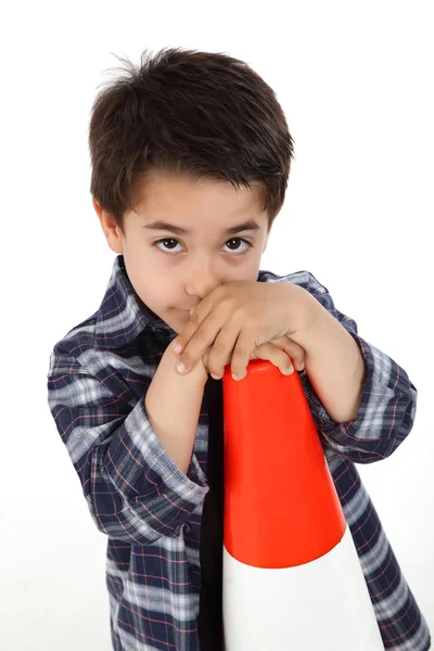 Niño con señal de carretera cono — Foto de Stock