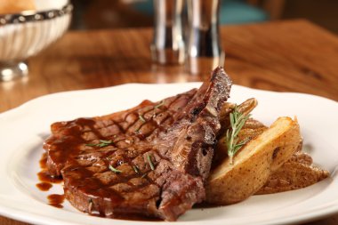 biftek ile kızarmış patates