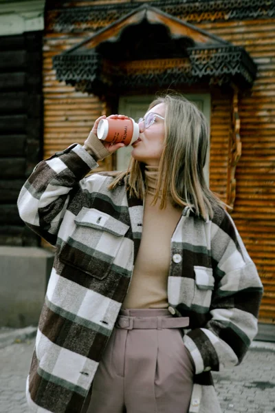 Schönes Mädchen Trendiger Herbstkleidung Trinkt Kaffee Aus Tasse Während Sie — Stockfoto
