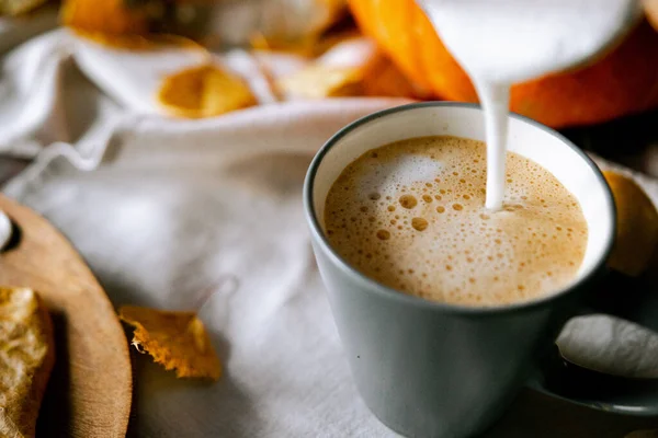 Een Indeling Van Pompoen Herfstbladeren Keukentafel Met Koffie — Stockfoto