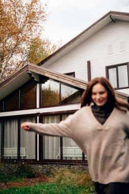 Güzel kız, sonbaharda dışarıda iyi vakit geçir.