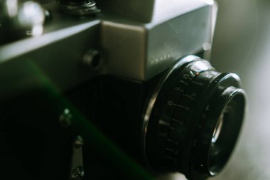 Koyu arkaplanda eski Sovyet fotoğraf makinesi, yakın görüş. 