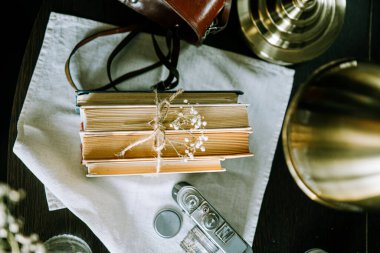 Kitaplar ve kamera çantalı eski Sovyet fotoğraf makinesi, yakın görüş. 