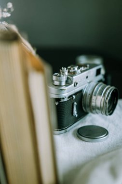 Hafif arkaplan üzerine kitapları olan eski bir Sovyet fotoğraf makinesi. 