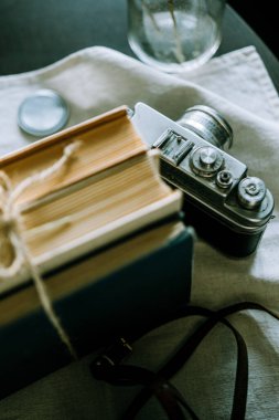 Hafif arkaplan üzerine kitapları olan eski bir Sovyet fotoğraf makinesi. 