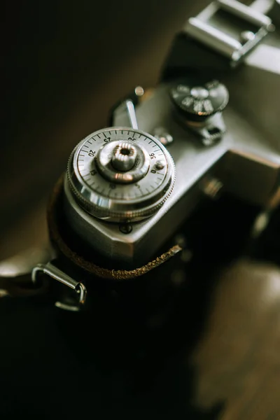 Alte Sowjetische Fotokamera Auf Dunklem Hintergrund Nahaufnahme — Stockfoto