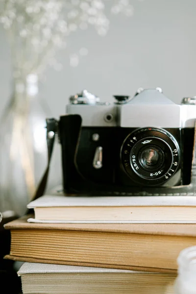 Vintage Παλιά Σοβιετική Φωτογραφική Μηχανή Φωτογραφία Βιβλία Και Βάζο Ξηρά — Φωτογραφία Αρχείου