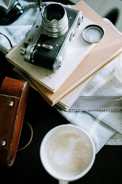 古旧的苏联照像机 桌上放着书籍和咖啡杯 — 图库照片