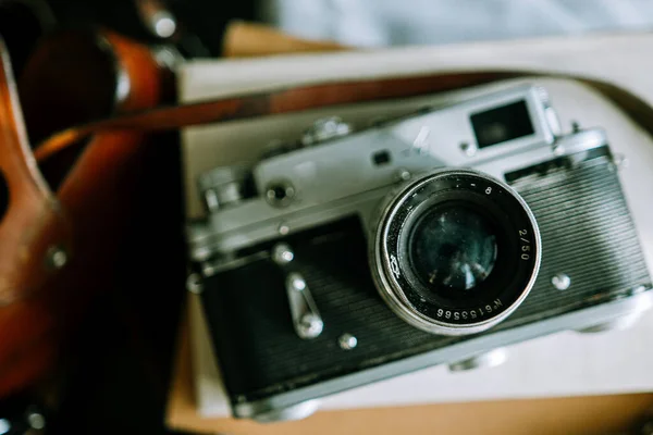 Vieil Appareil Photo Soviétique Vintage Avec Livres Sur Fond Clair — Photo