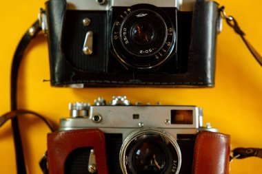 Renk arkaplanındaki Klasik Fotoğraf Kamerası