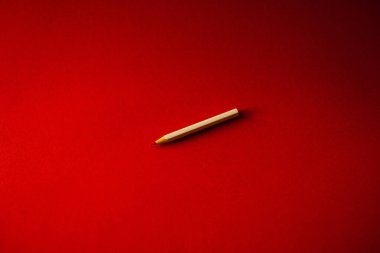 Kırmızı arkaplanda tahta kalem