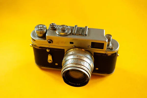 Vintage Fotokamera Auf Farbigem Hintergrund — Stockfoto