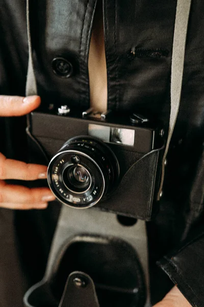 Όμορφο Κορίτσι Vintage Φωτογραφική Μηχανή — Φωτογραφία Αρχείου