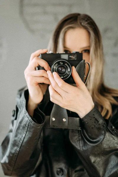 Beautiful Girl Vintage Photo Camera — Fotografia de Stock