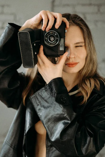 Όμορφο Κορίτσι Vintage Φωτογραφική Μηχανή — Φωτογραφία Αρχείου