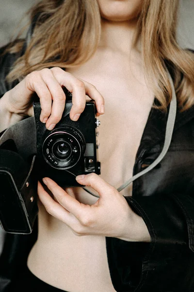 Gyönyörű Lány Vintage Photo Camera — Stock Fotó