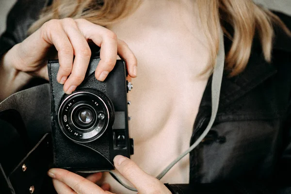 Beautiful Girl Vintage Photo Camera — Foto de Stock