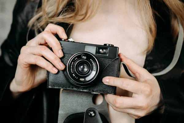 Beautiful Girl Vintage Photo Camera — стоковое фото