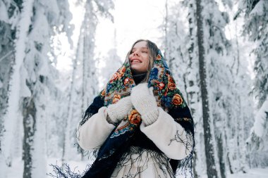 Rus güzel kızı kış ormanında