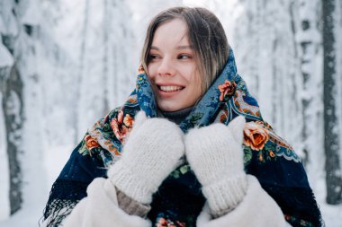 Rus güzel kızı kış ormanında