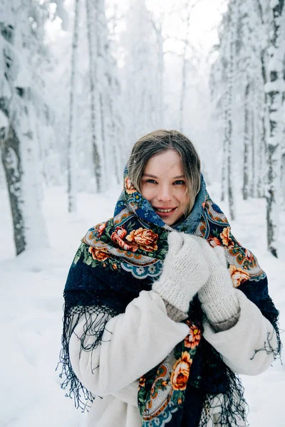 Russo Bella Ragazza Nella Foresta Invernale — Foto Stock