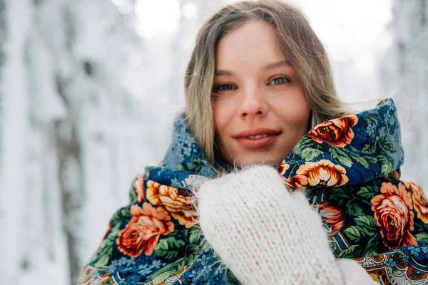 Russo Bella Ragazza Nella Foresta Invernale — Foto Stock