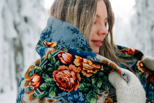 Russo Bella Ragazza Nella Foresta Invernale — Foto Stock