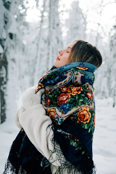 Rus Güzel Kızı Kış Ormanında — Stok fotoğraf