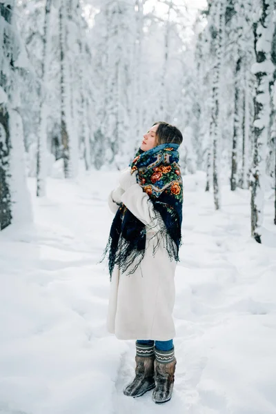 Ruský Krásný Dívka Zimní Les Stock Obrázky