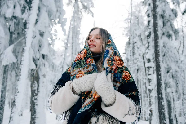 Ruský Krásný Dívka Zimní Les Stock Snímky