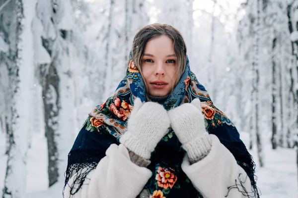 Русская Красивая Девушка Зимнем Лесу Стоковое Фото
