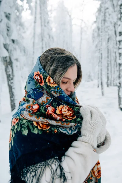 Russo Bella Ragazza Nella Foresta Invernale Immagine Stock