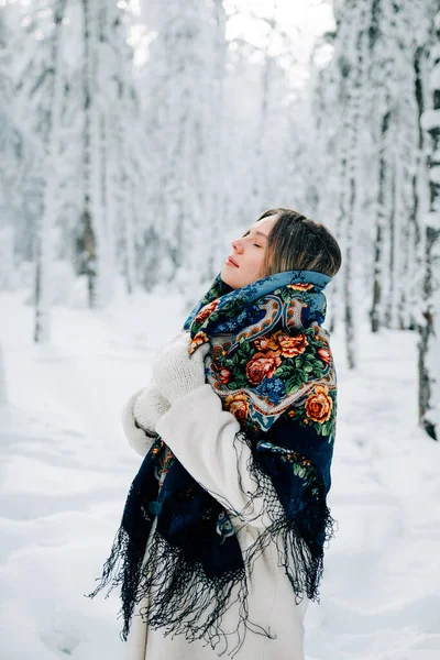 Русская Красивая Девушка Зимнем Лесу Лицензионные Стоковые Фото