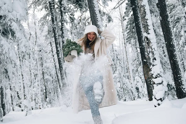 Красивая Девушка Зимнем Лесу Маленькой Елкой — стоковое фото