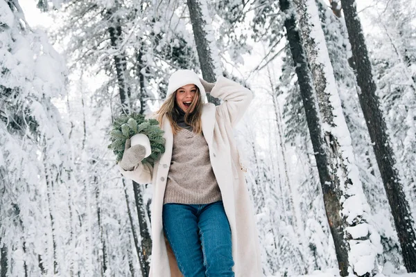 Krásná Dívka Zimním Lese Malým Vánoční Stromeček Stock Obrázky