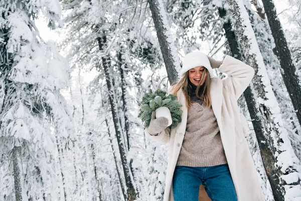 Bella Ragazza Nella Foresta Invernale Con Piccolo Albero Natale Foto Stock