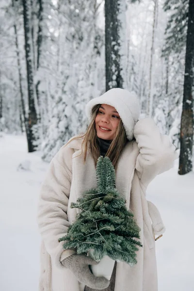 Krásná Dívka Zimním Lese Malým Vánoční Stromeček Royalty Free Stock Obrázky