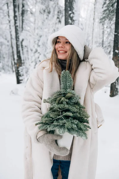 Bella Ragazza Nella Foresta Invernale Con Piccolo Albero Natale Foto Stock Royalty Free