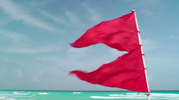 Bandeira Vermelha acenando na praia tropical — Vídeo de Stock