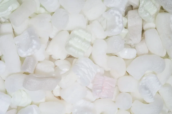 Cacahuetes de espuma de poliestireno en caja de envío —  Fotos de Stock